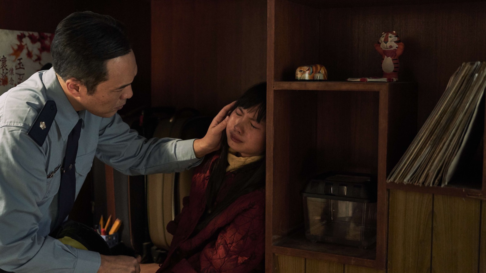A police officer comforting Yang Lan