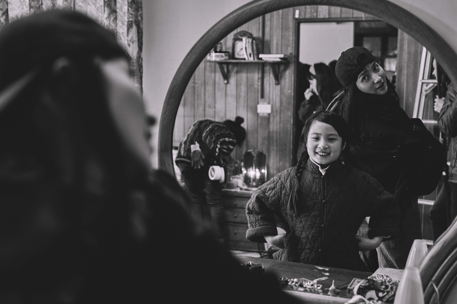 Jae Yang and the young actor reflected in a mirror