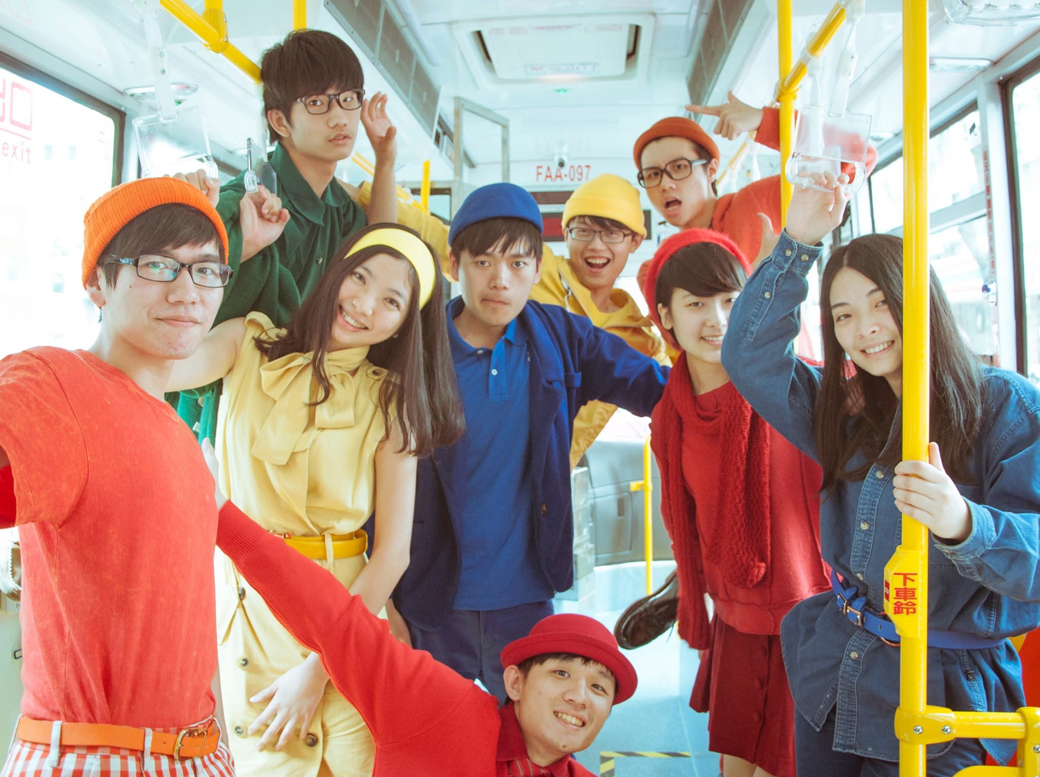 Starry Eyes behind the scenes: the color-coded cast gathers on a bus