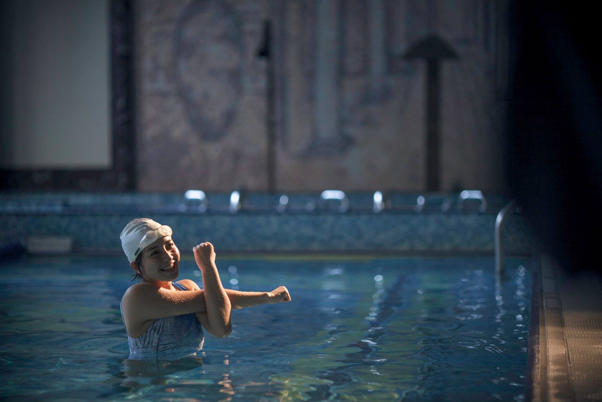 Starry Eyes behind the scenes: a swimmer performs in the pool